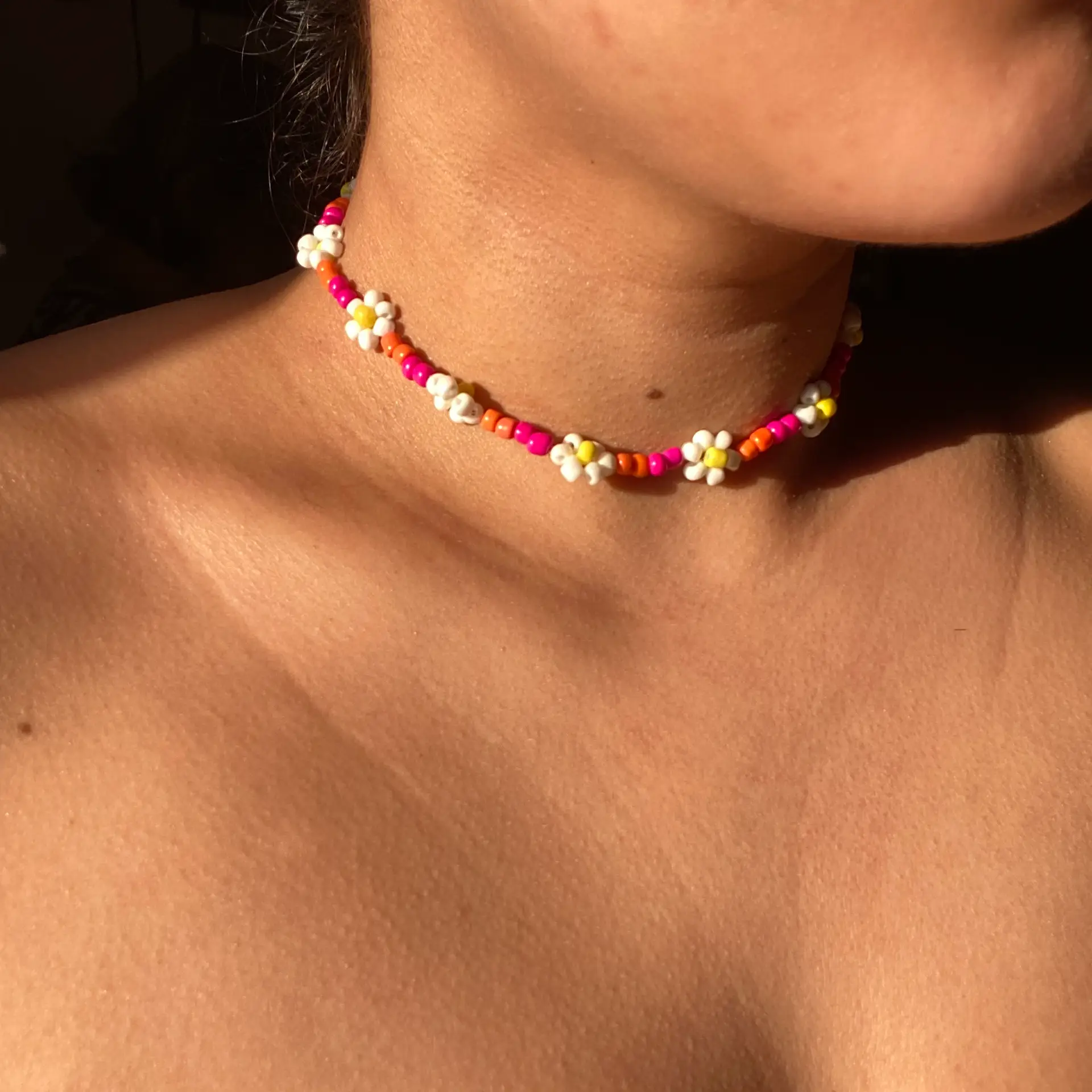 Colar miçanga flor colorida feito a mão Dohra