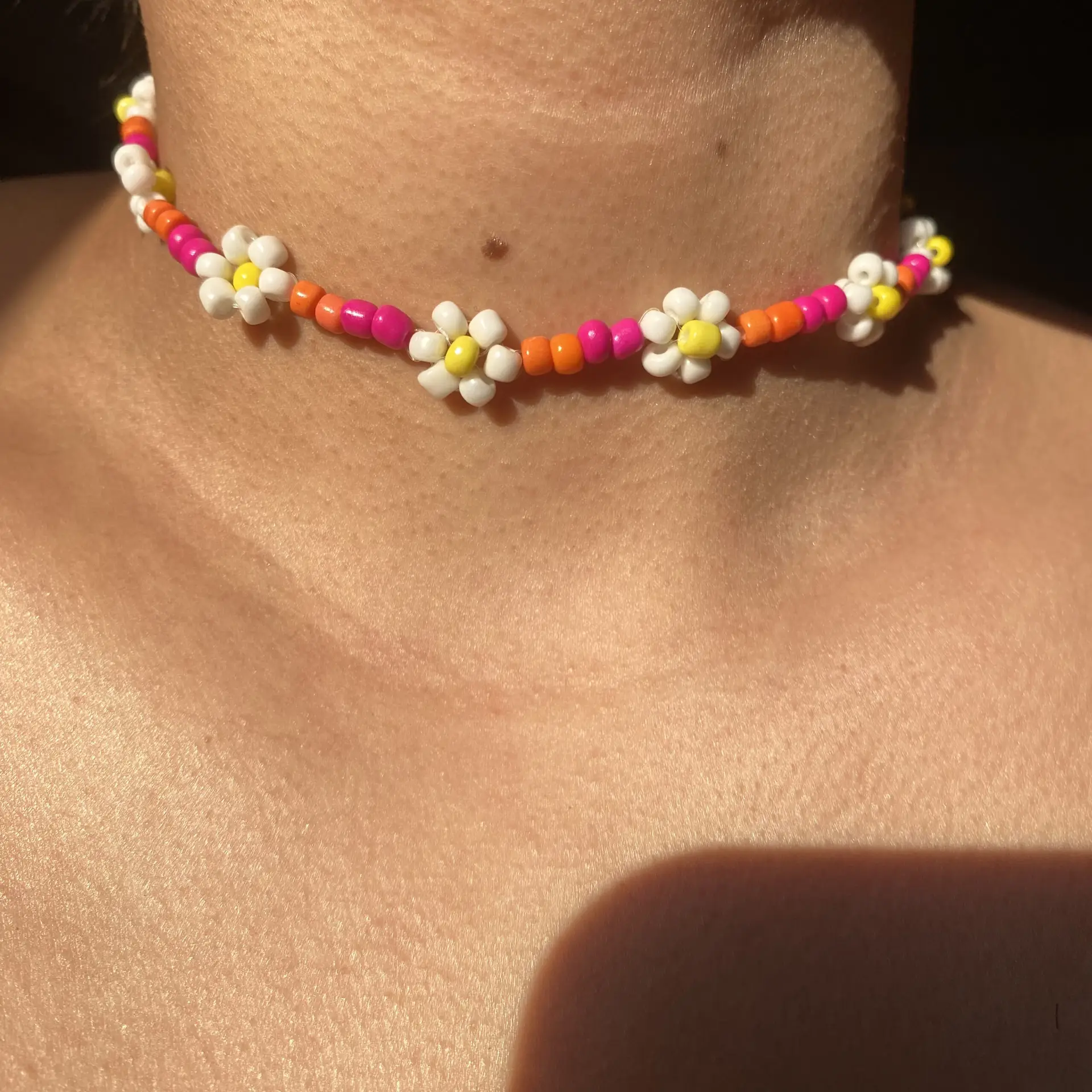 Colar miçanga flor colorida feito a mão Dohra