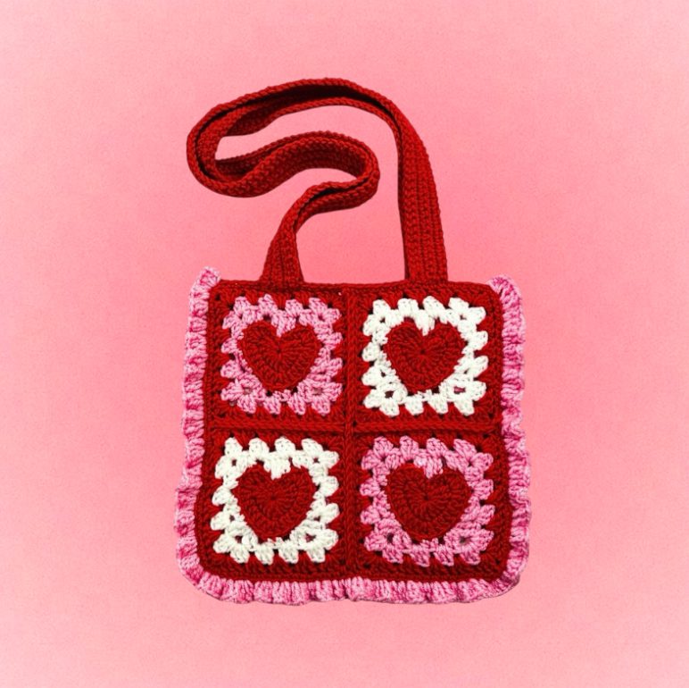 BOLSA CORAÇÃO CROCHE ARTESANAL FEITO À MÃO